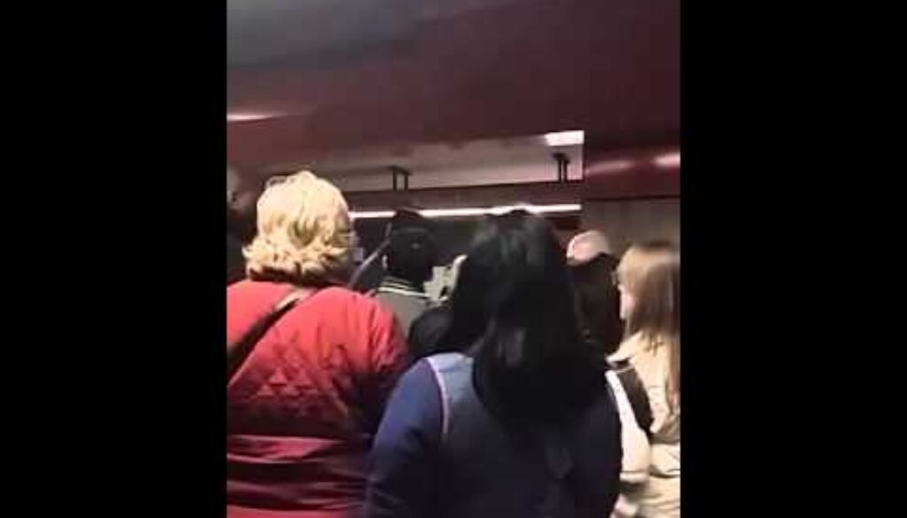 Sciopero mezzi, Cinecittà: conducente metro fugge sui binari, pendolari furiosi
