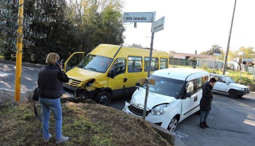 scuolabus finisce fuori strada a Velletri