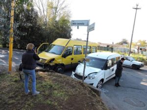 scuolabus finisce fuori strada a Velletri