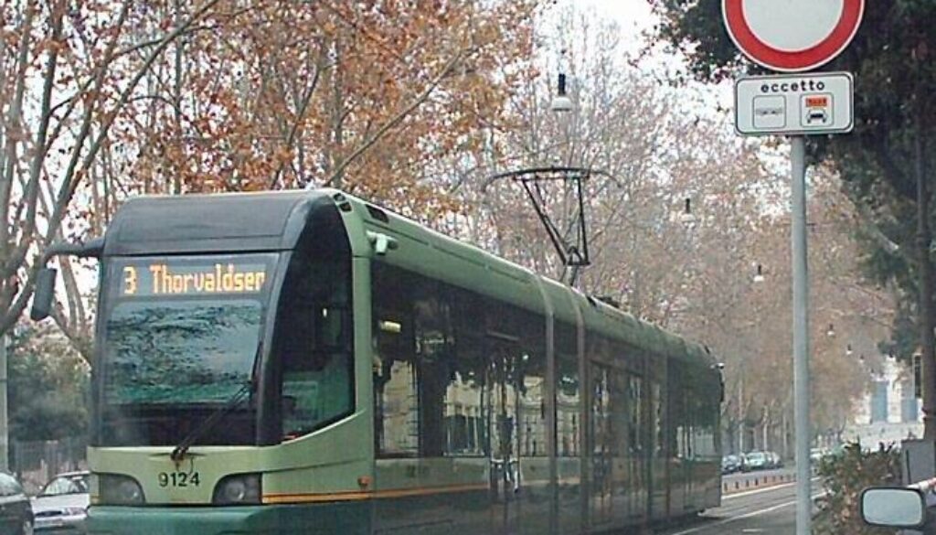 tentano di derubare un turista sul tram 3 all'Esquilino tentano di derubare un turista sul tram 3 all'Esquilino