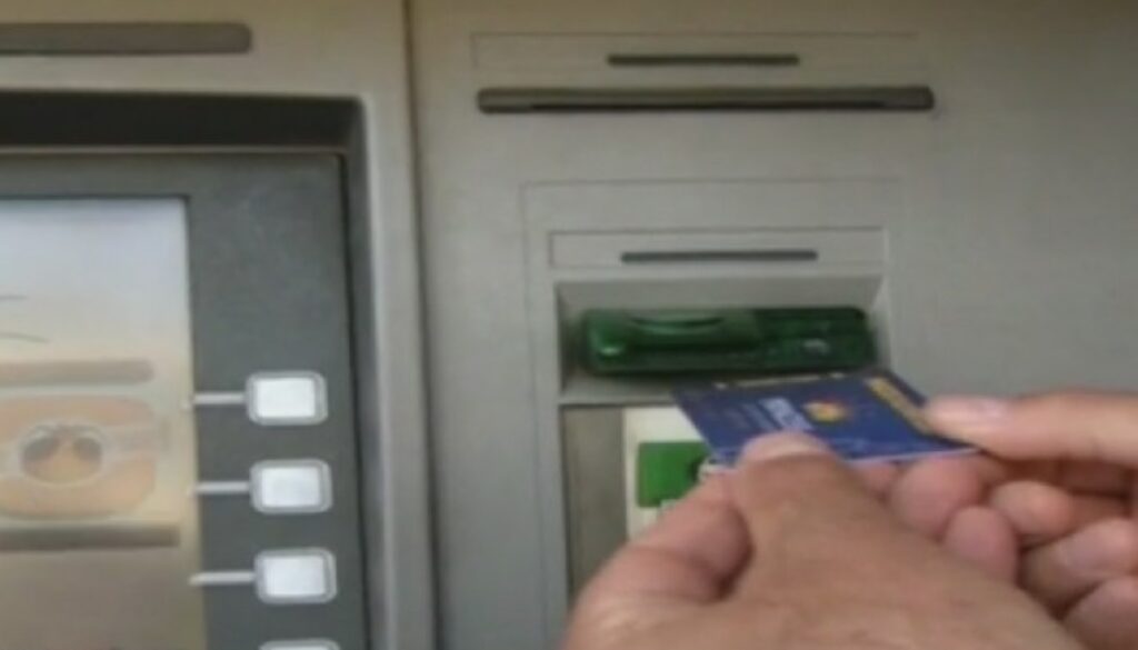 truffa della forcina nel bancomat
