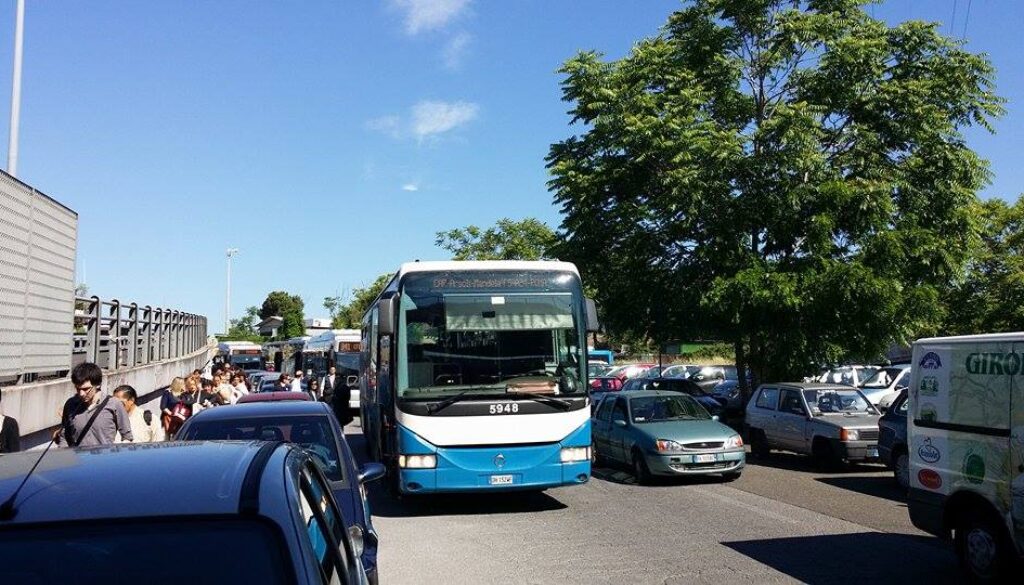 Bus Cotral blocca altri mezzi a Ponte Mammolo