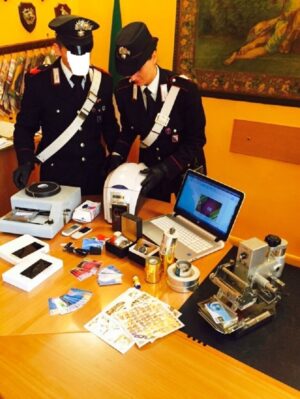 CENTRO - Fabbricazione carte di credito 2 CENTRO - Fabbricazione carte di credito 2