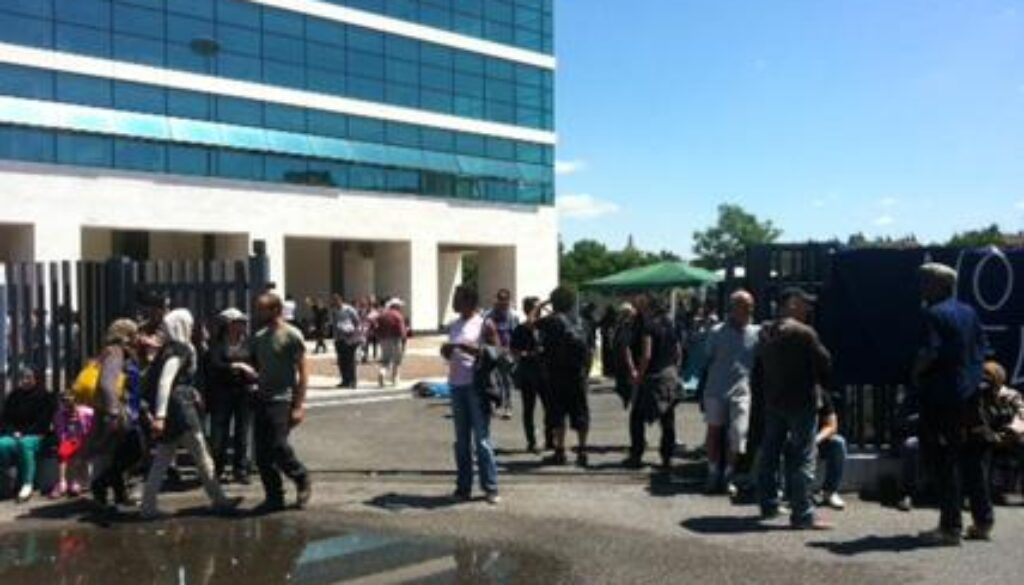 I movimenti per la casa occupano un palazzo sulla Colombo