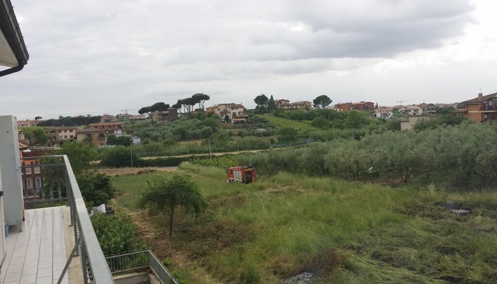 Incendio doloso domato dai vigili del fuoco in borgata Finocchio2