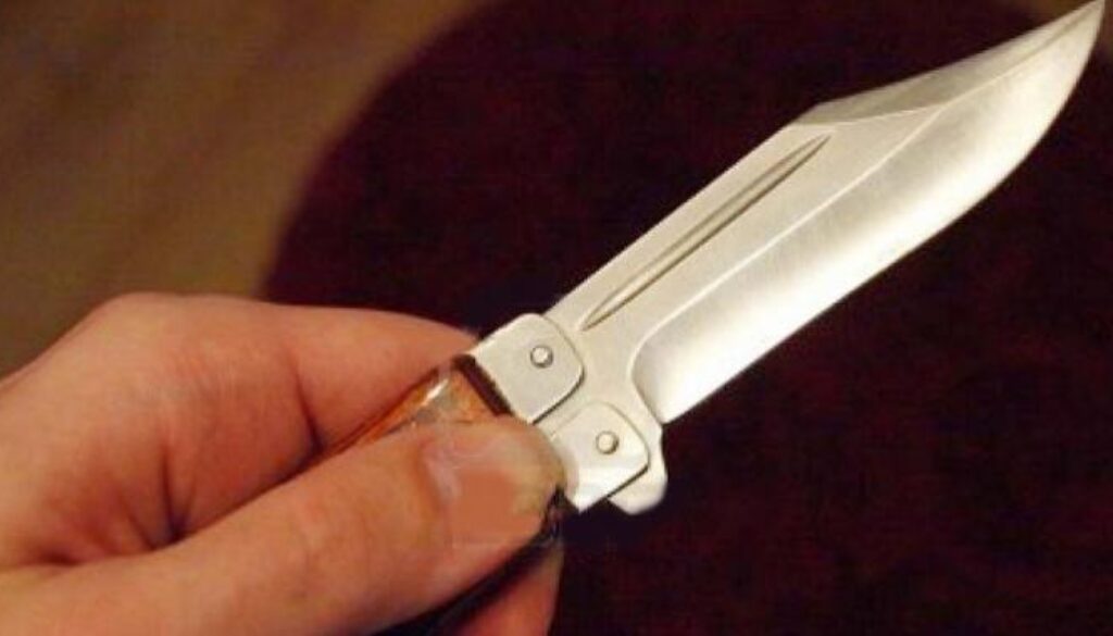 accoltella e colpisce con un lucchetto un gioielliere al Tuscolano