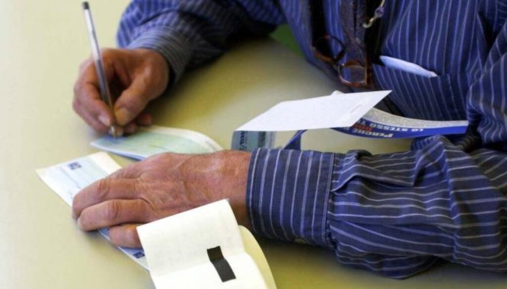 acquistava merce a Velletri con documenti falsi e assegni rubati