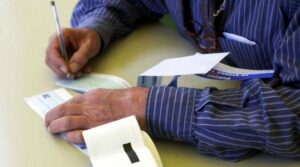 acquistava merce a Velletri con documenti falsi e assegni rubati
