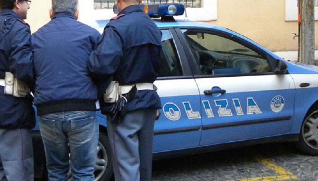 aggredisce con una mazza da baseball il compagno dell'ex moglie