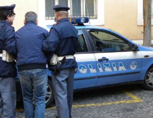 aggredisce con una mazza da baseball il compagno dell'ex moglie