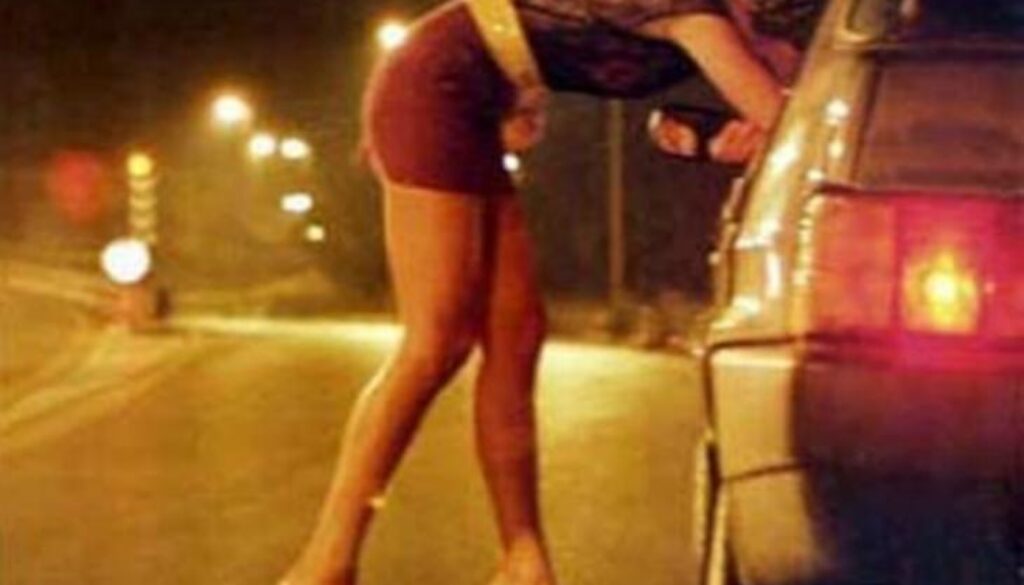 aggredisce e rapina prostituta a Marconi