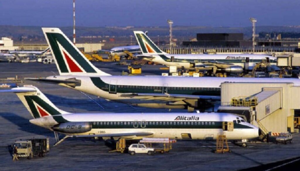 aprono portellone dell'aereo durante decollo e fuggono