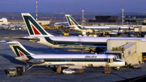 aprono portellone dell'aereo durante decollo e fuggono