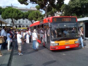 arrestato molestatore che palpeggia ragazza a bordo del bus