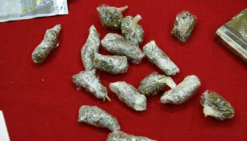 arrestato pusher che spaccia droga a minorenne nel parco giochi