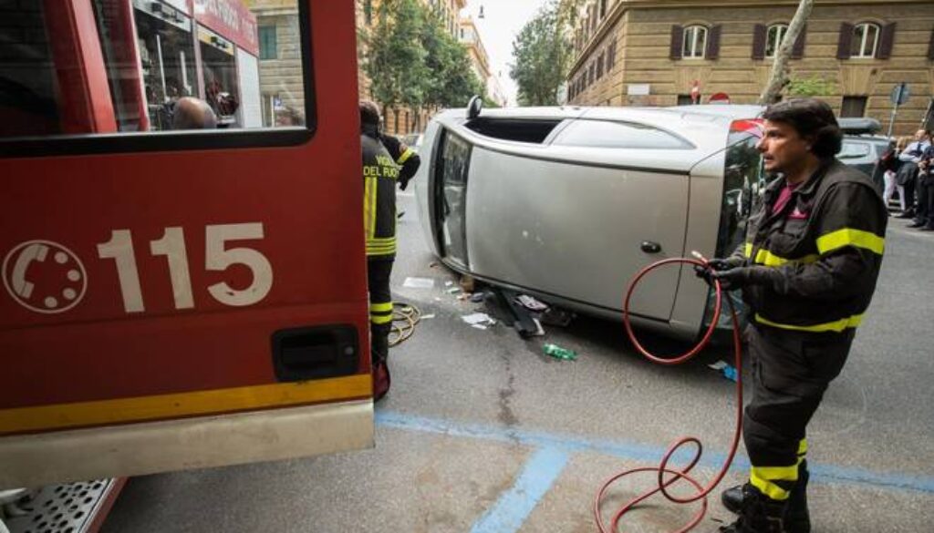 auto si ribalta lungo viale Giulio Cesare