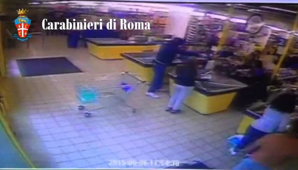 Carabiniere disarmato e fuori servizio sventa rapina in un  supermercato – Video