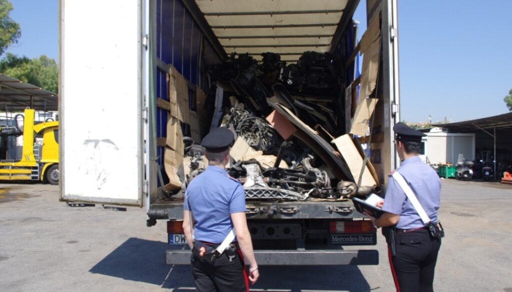 caricavano pezzi di auto rubate su un furgone al Tuscolano