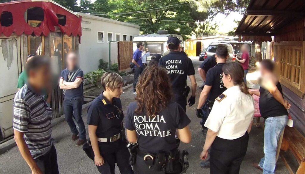 controlli al campo rom di via Salviati