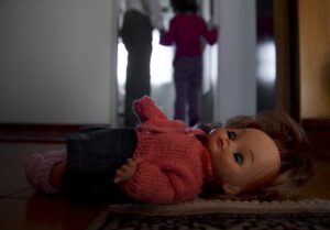 costringono 12 enne a prostituirsi