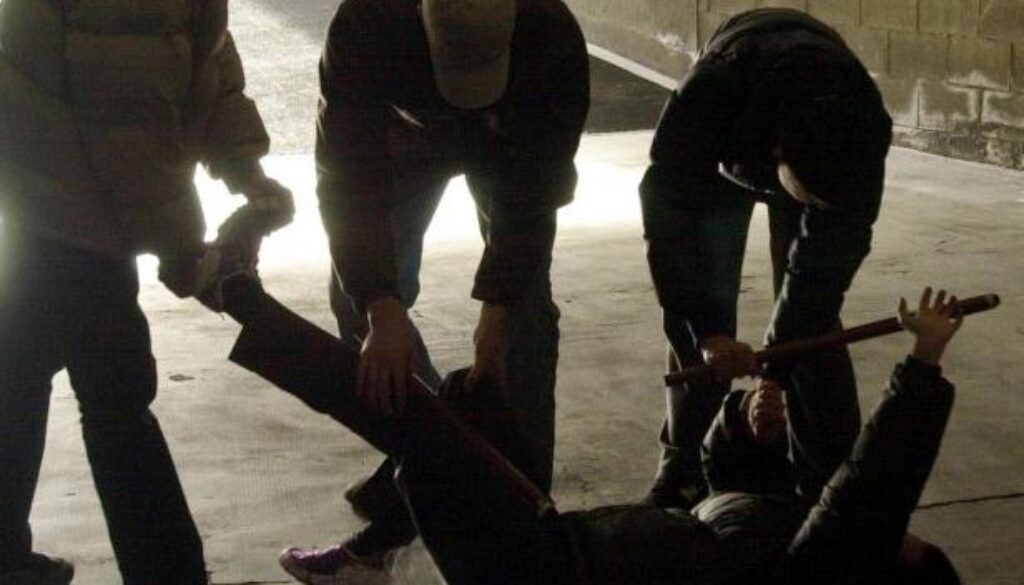 difende alcuni ragazzini e viene preso a bastonate a Monte Mario