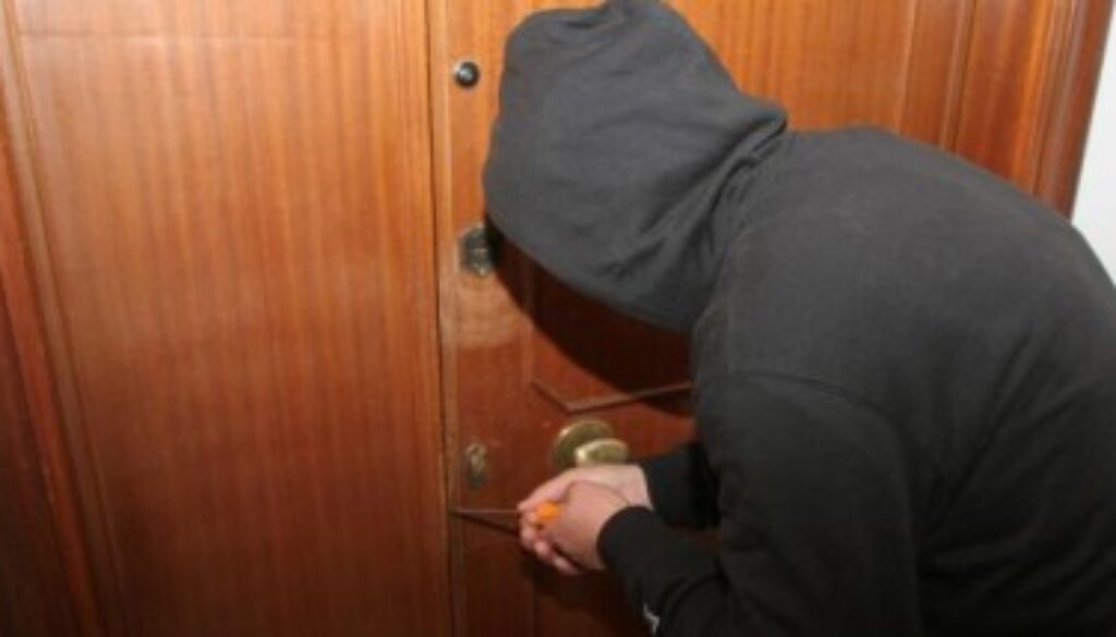 forzano la porta di un appartamento in zona Trionfale