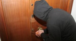 forzano la porta di un appartamento in zona Trionfale forzano la porta di un appartamento in zona Trionfale