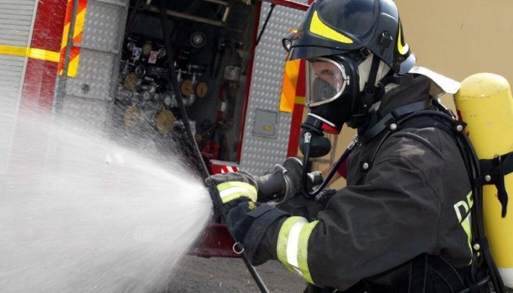 in fiamme 5 auto parcheggiate a piazza Augusto Imperatore