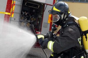 in fiamme 5 auto parcheggiate a piazza Augusto Imperatore