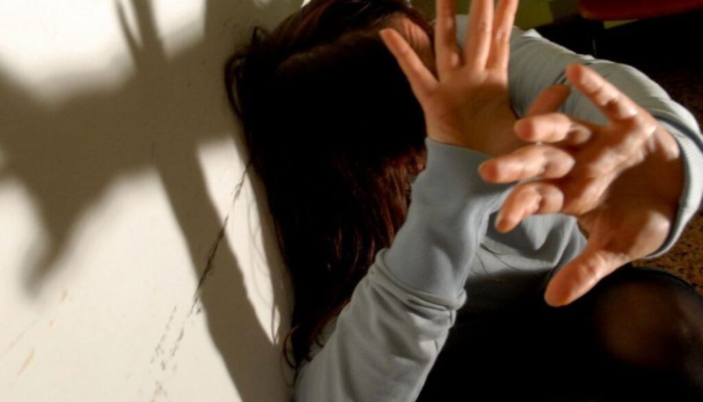 maltrattava la sorella e la moglie a Tor Bella Monaca