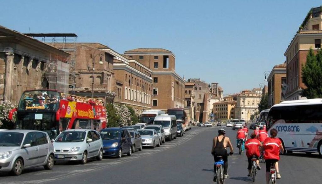 motociclista cade all'altezza del Teatro Marcello