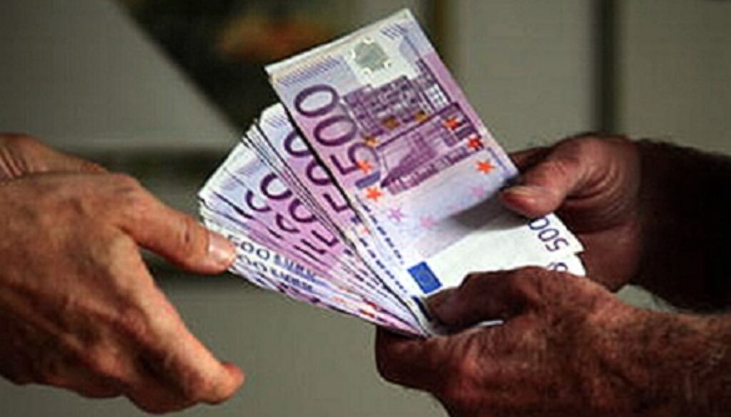 occupavano appartamenti su commissione al Tuscolano