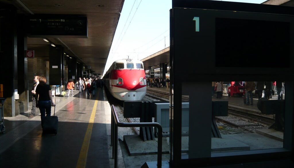 palpeggia una giovane turista a Termini