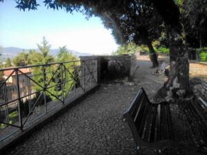 perde l'equilibrio e cade da una balconata a Palestrina