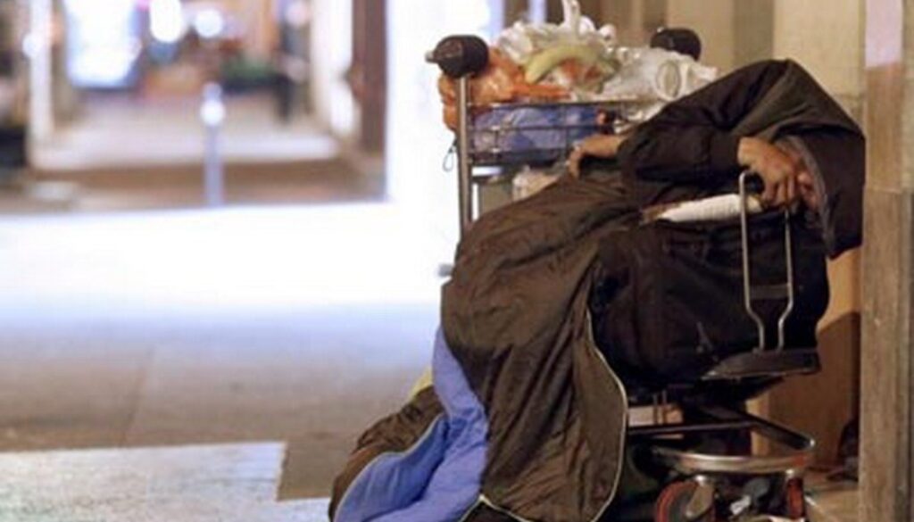 picchiano e derubano un senzatetto in zona Prati