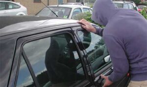 ruba auto e guida a folle velocità tra le strade di Anzio ruba auto e guida a folle velocità tra le strade di Anzio
