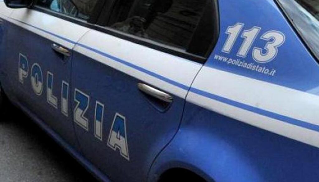 ruba collanina a un passante a San Lorenzo
