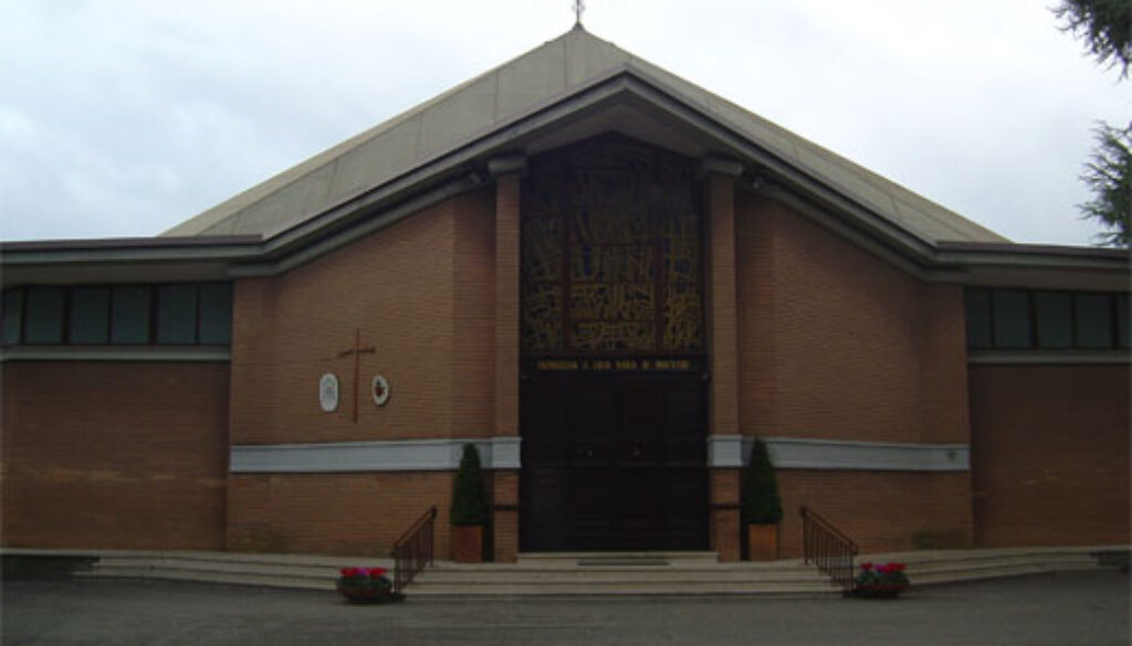 ruba le offerte in una chiesa in zona Trionfale