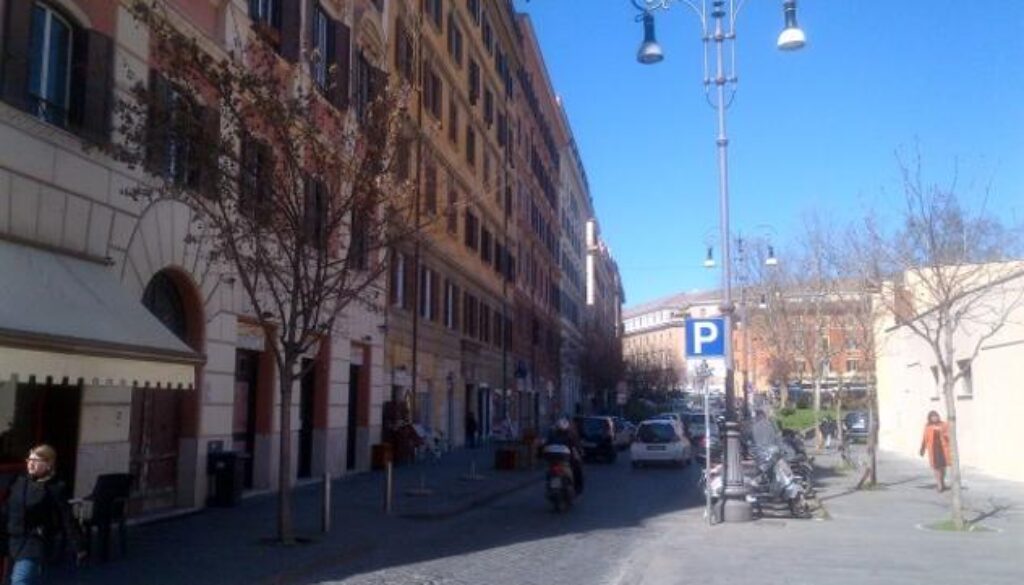 rubano le tende di un'edicola a Trastevere