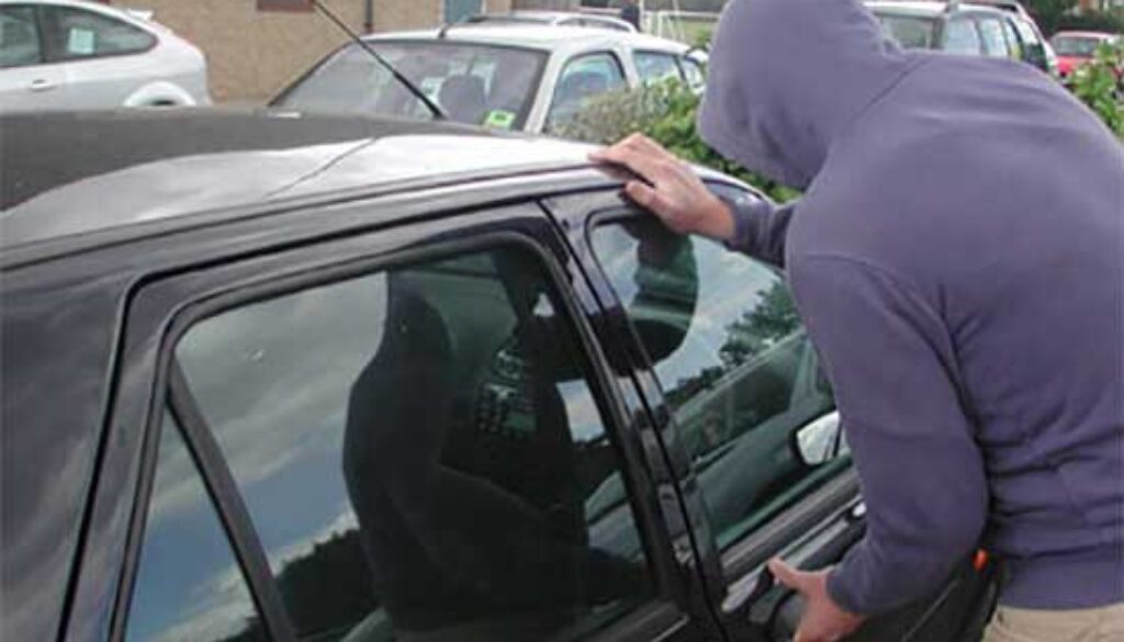 rubava dalle auto in sosta al Gianicolo