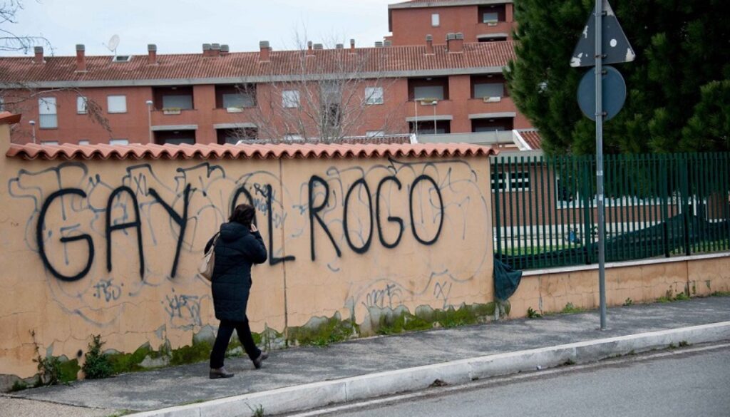 scritta omofoba sul muro di una scuola all'Infernetto