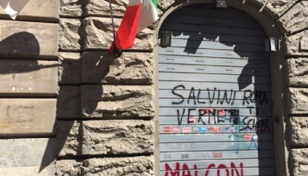 scritte contro Salvini