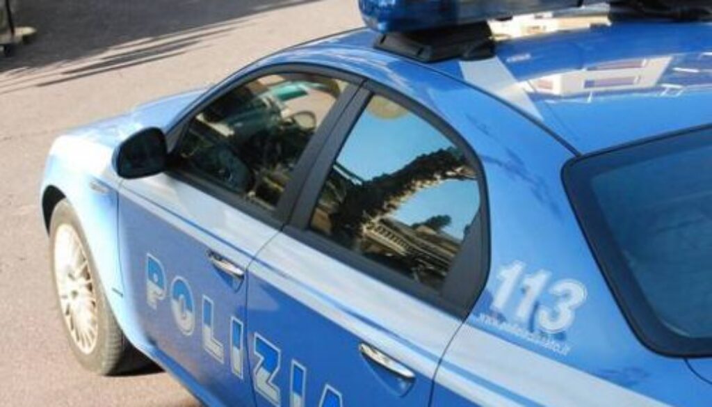 si finge titolare di un'azienda a Trastevere e si fa consegnare cellulari