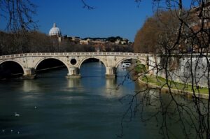 tenta suicidio gettandosi nel Tevere