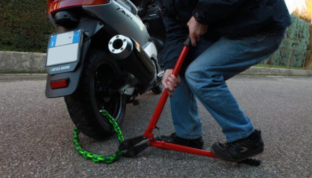 tentano di rubare un motorino sulla Tiburtina