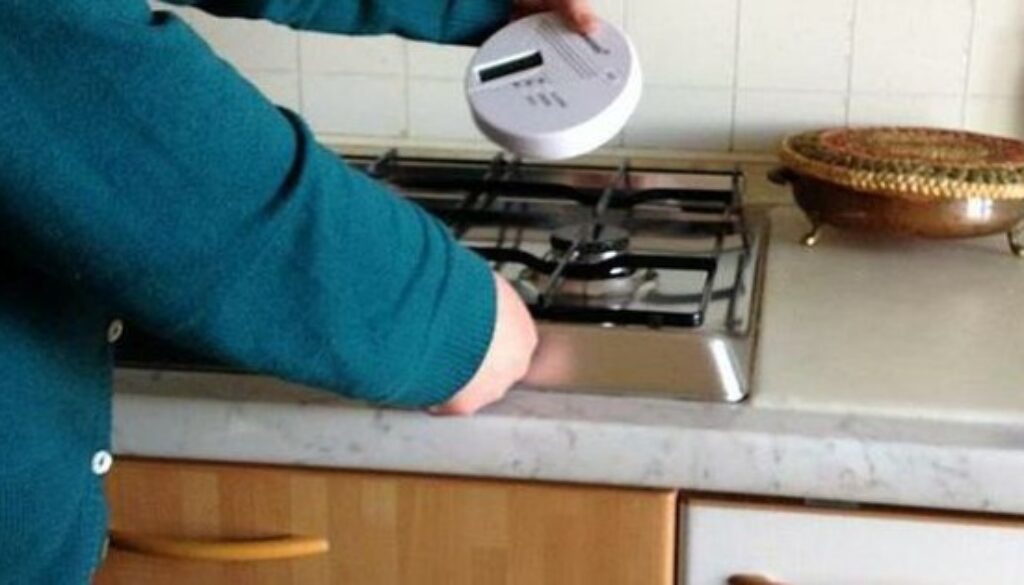 truffavano anziani con rilevatori di fughe di gas