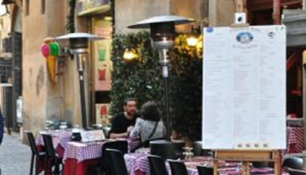 venditore abusivo ferito a colpi di ombrello a piazza Navona