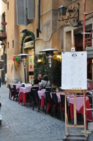 venditore abusivo ferito a colpi di ombrello a piazza Navona