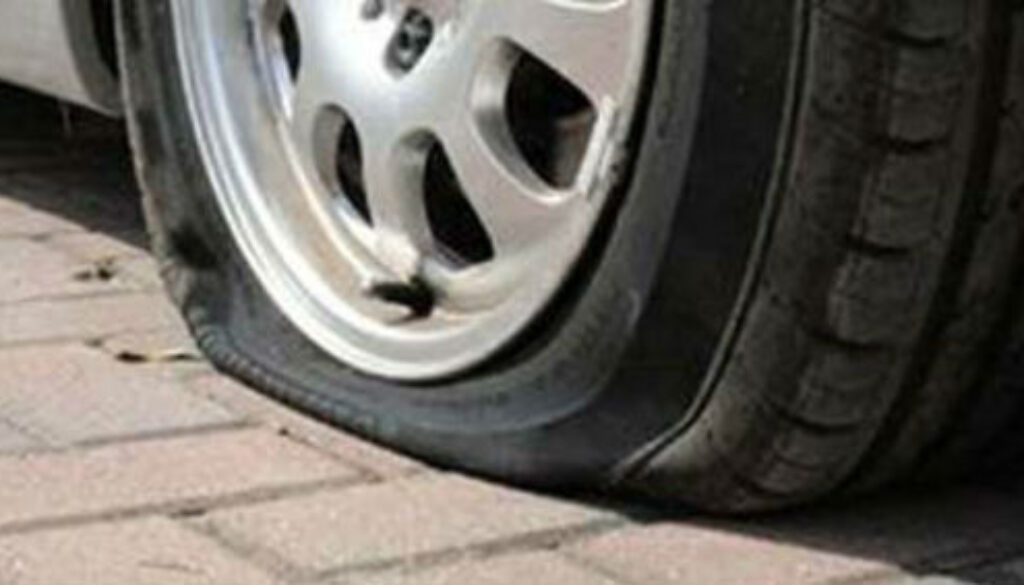 Ignoti squarciano le gomme delle auto dei vigili a Monte Mario
