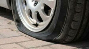 Ignoti squarciano le gomme delle auto dei vigili a Monte Mario Ignoti squarciano le gomme delle auto dei vigili a Monte Mario